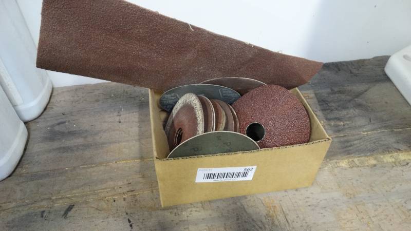 lot 562 image: Box of sanding discs