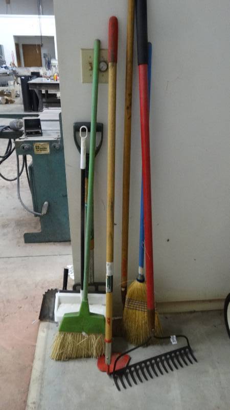 lot 564 image: Long handle tools