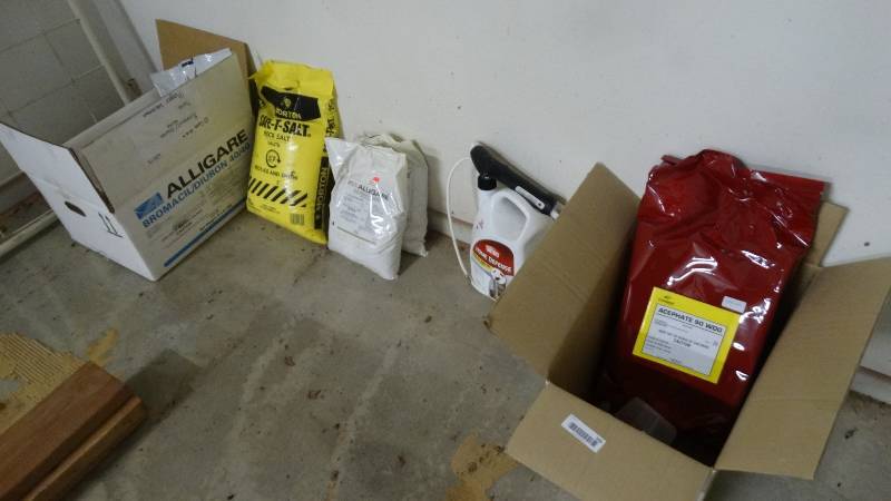 lot 565 image: Lot of assorted insecticides & rock salt
