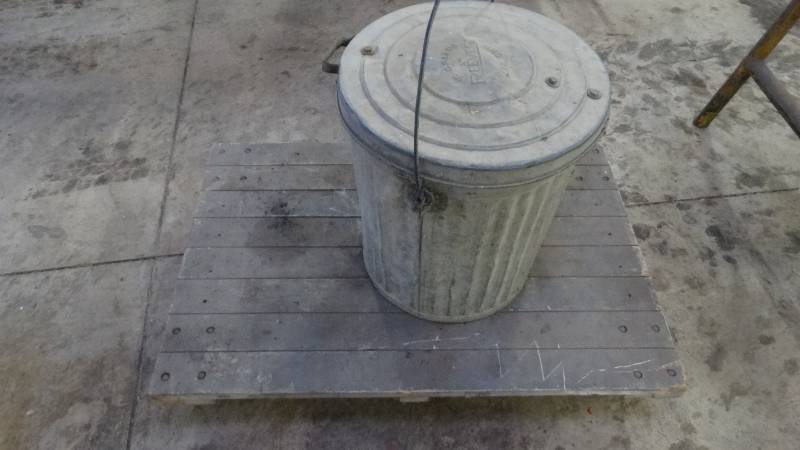 lot 570 image: Small locking trash can & roller cart