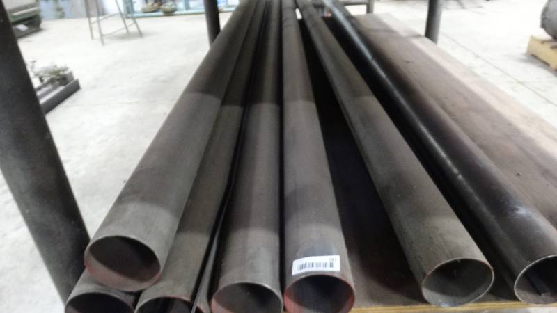 lot 587 image: 7 metal tubes- 4 diameter- 18 wall- 10 ft long