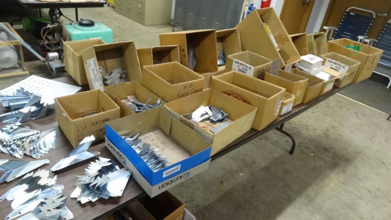 lot 601 image: LARGE inventory of duct board blades for machine tools