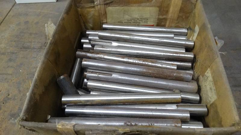 lot 606 image: Box of metal shafts