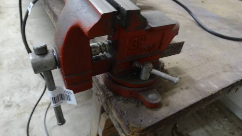 lot 609 image: 3-12 bench vise