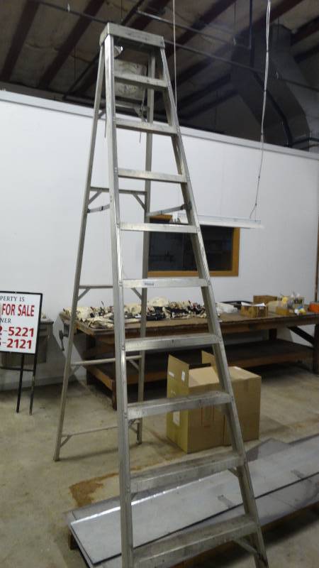 lot 612 image: 10 aluminum ladder