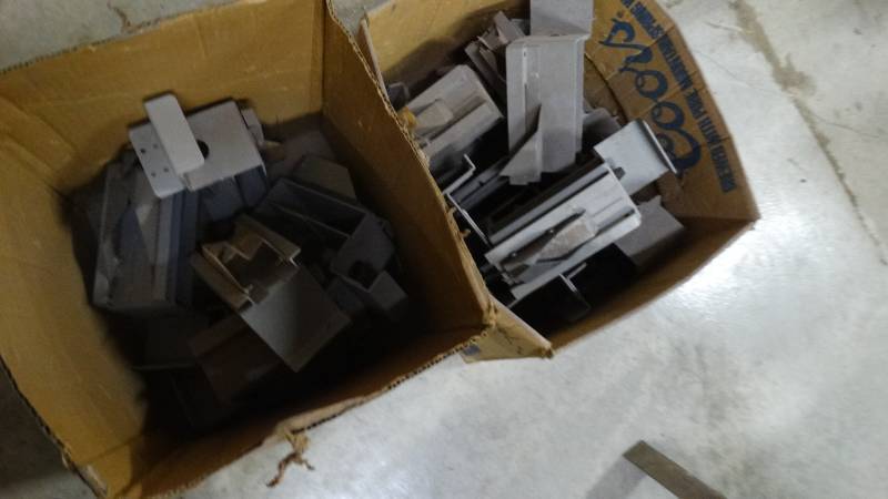 lot 614 image: Lot of duct board blade holding tools