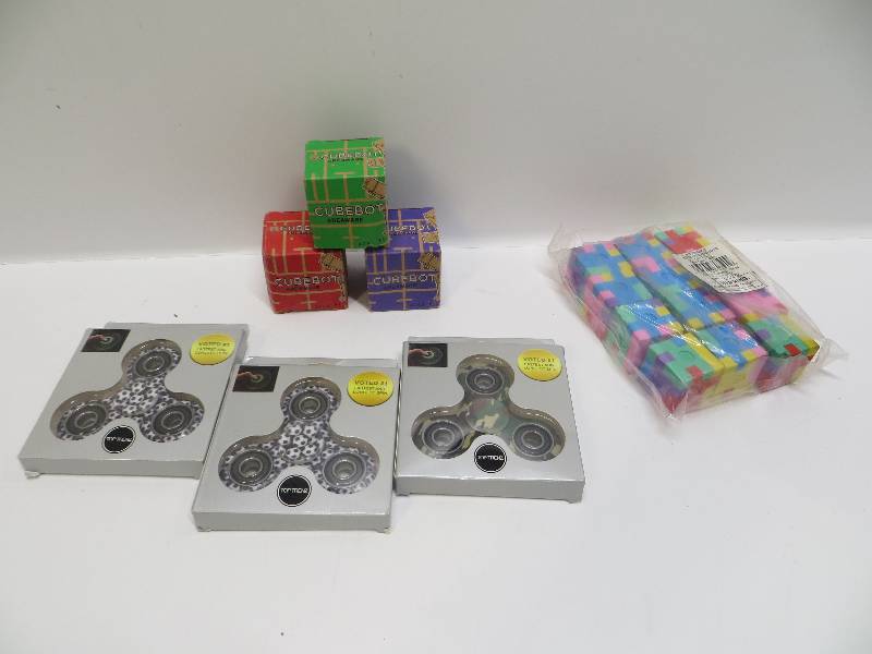 lot 1036 image: Misc toys