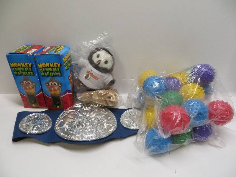 lot 1039 image: Misc toys