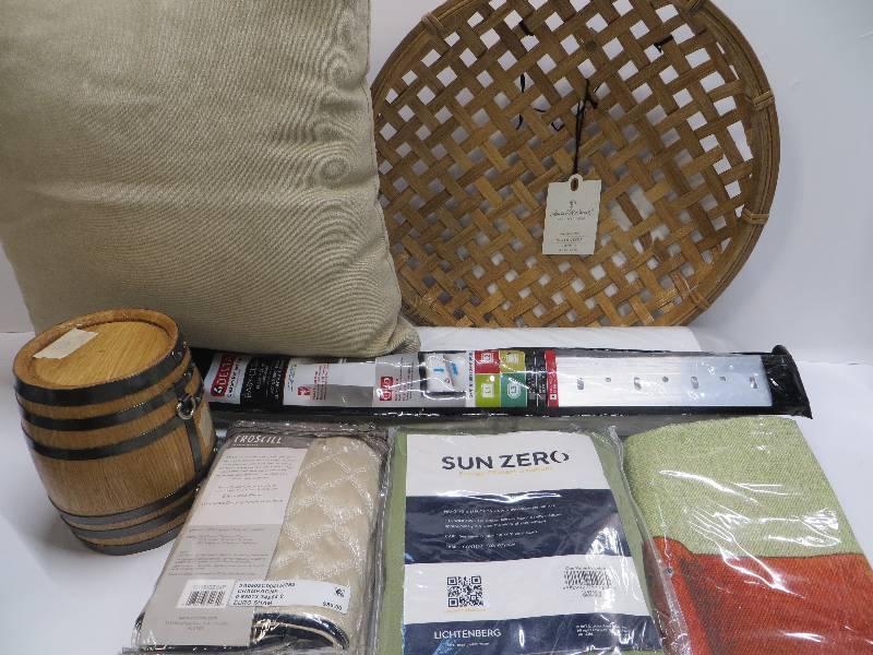 lot 1040 image: Home dcor items
