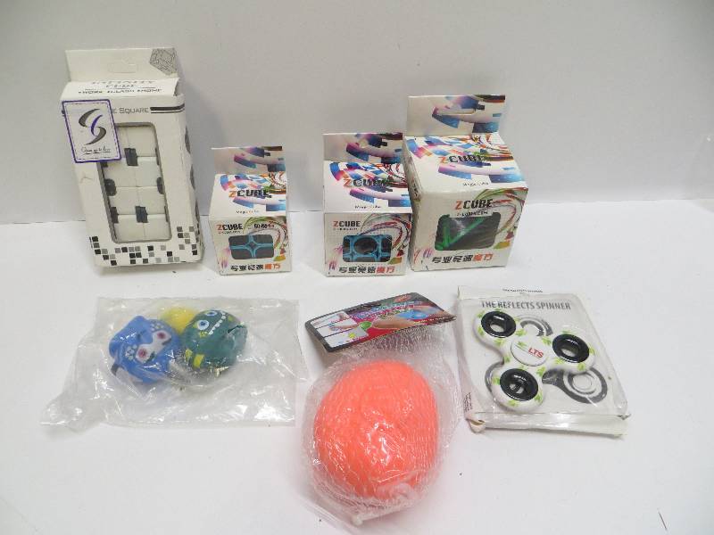 lot 1046 image: Misc toys