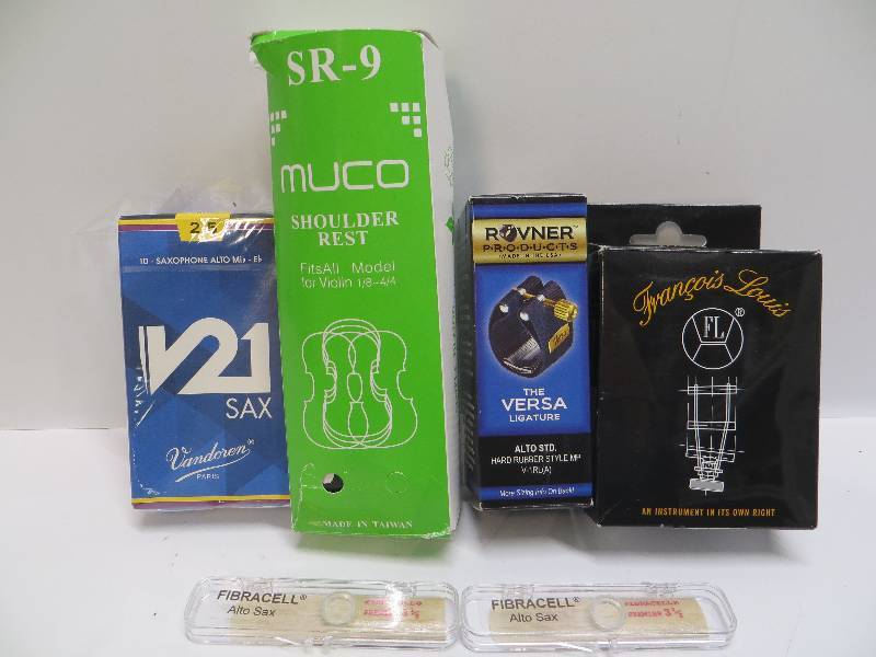 lot 1086 image: Lot of misc music items
