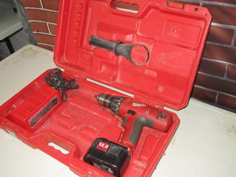 lot 1058 image: Milwaukee Power Drill w Case and Battery Charger
