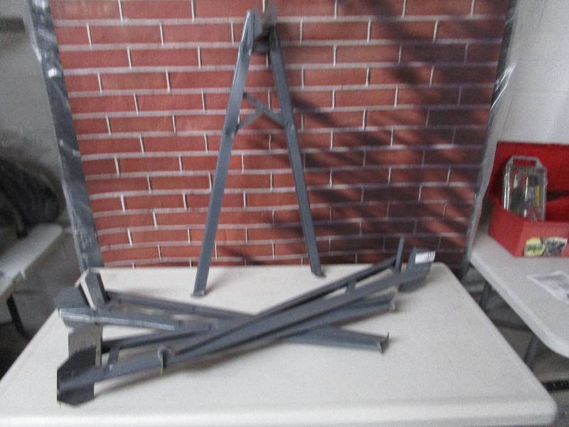 lot 1059 image: Lot of Metal Stands