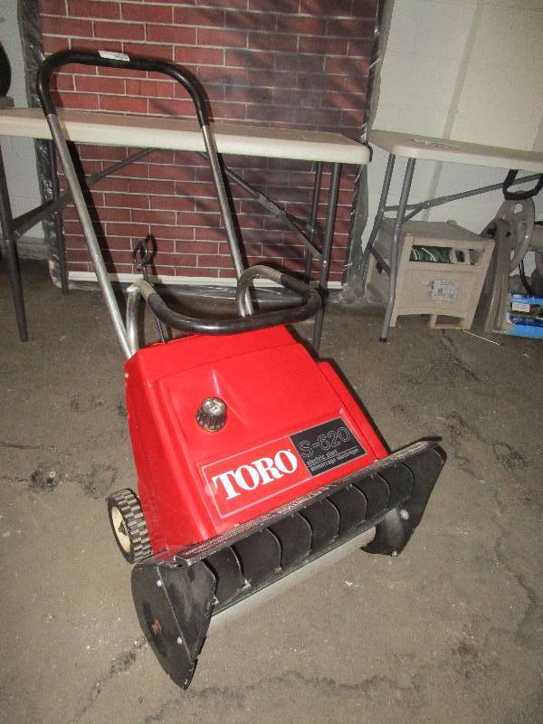 lot 1069 image: Toro S-620 Electric Start Snow Plower