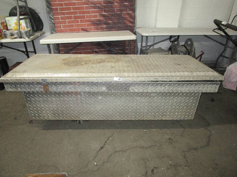 lot 1077 image: Heavy Duty Tractor Supply Bed Storage Trunk
