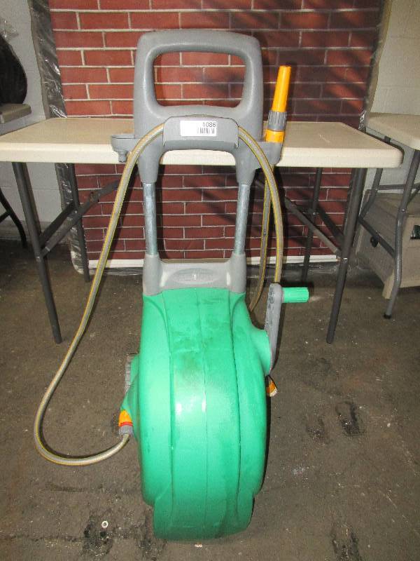 lot 1086 image: Hozelock Hose Carrier