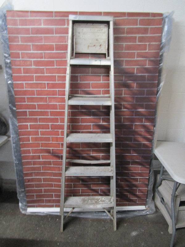 lot 1090 image: Old Style Aluminum Ladder