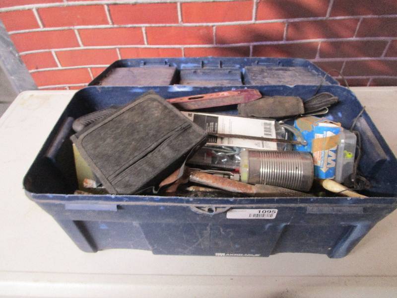 lot 1095 image: Toolbox (contents included)