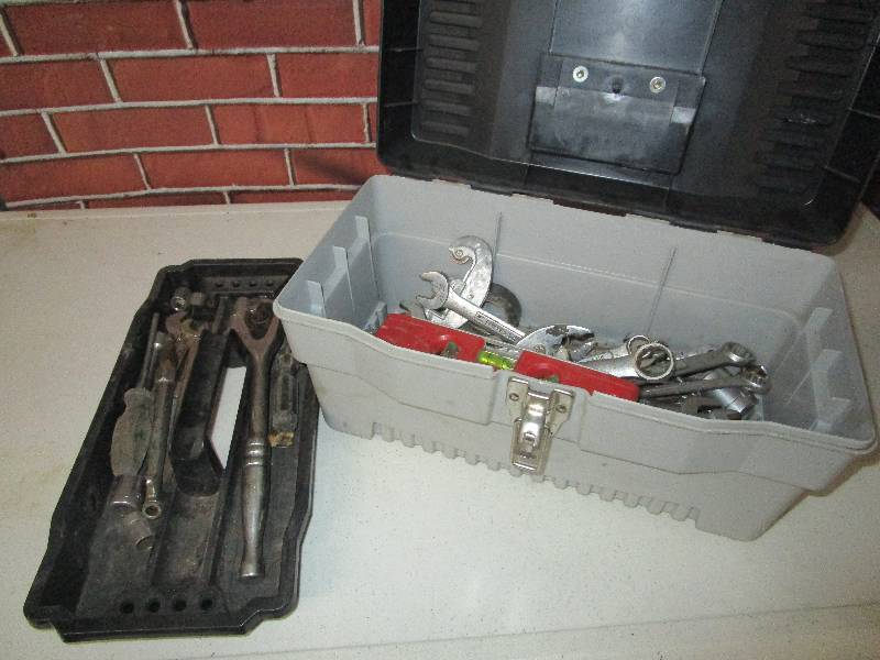 lot 1098 image: Toolbox (contents included)