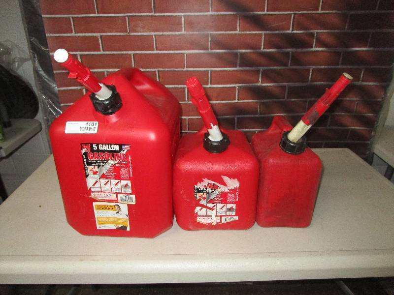 lot 1101 image: Lot of Gas Cans