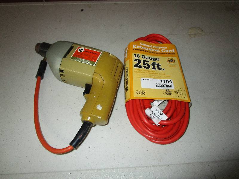 lot 1104 image: Drill and Cord Lot