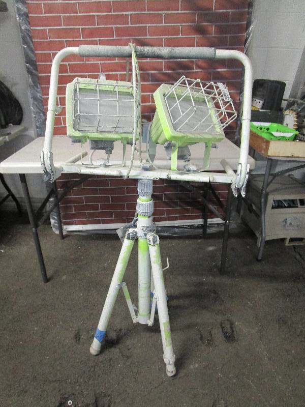 lot 1129 image: Commercial Electric Work Lights