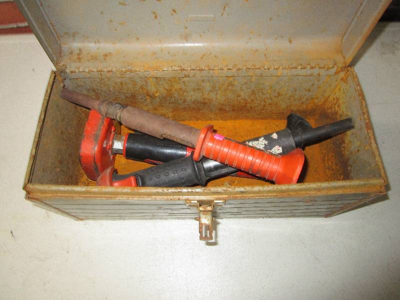 lot 1141 image: Toolbox (contents included)
