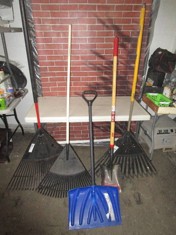 lot 1166 image: Lot of Outdoor Tools
