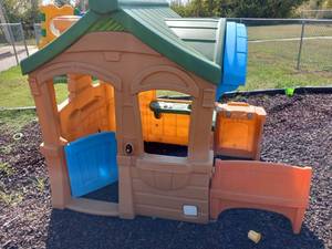 lot 5312 image: Step 2 Childrens Playhouse With Kitchen