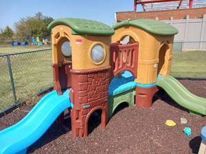 lot 5314 image: Step 2 Outdoor Plastic Play Structure With 2 Towers