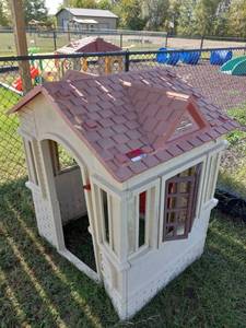 lot 5303 image: Plastic Childrens Outdoor Playhouse
