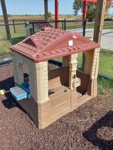 lot 5305 image: Step 2 Childrens Plastic Playhouse House