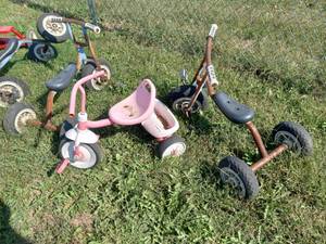lot 5309 image: (5) Kids Tricycles