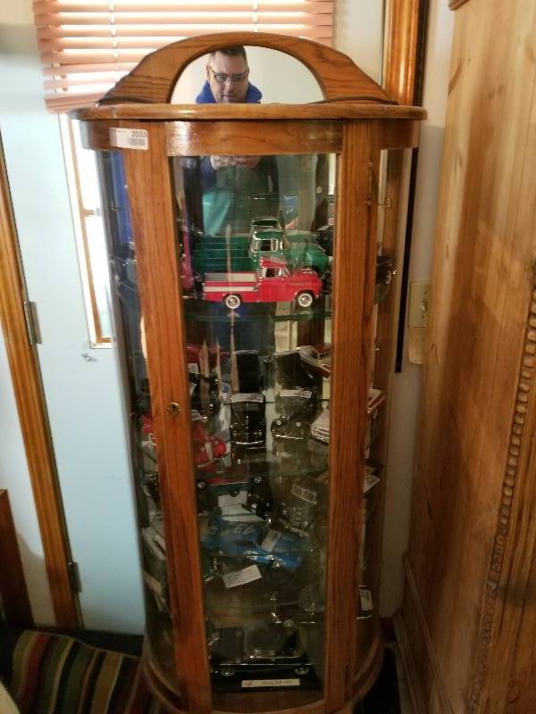 lot 2033 image: Beveled Glass Curio Cabinet No Key