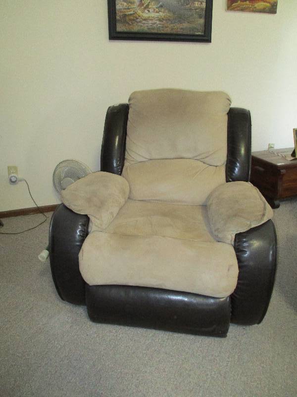 lot 2022 image: Microfiber Recliner