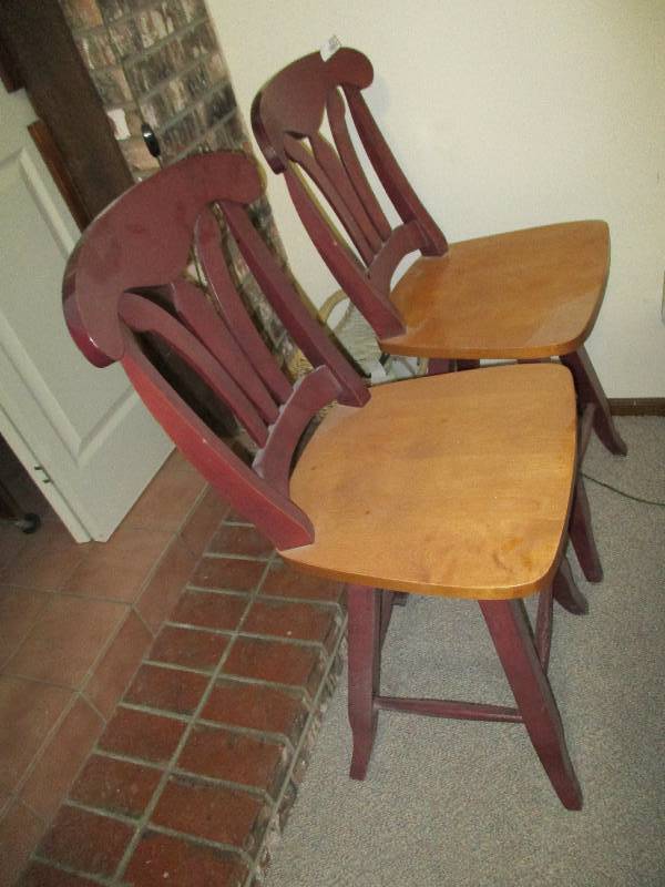 lot 2021 image: Pair of Barstools