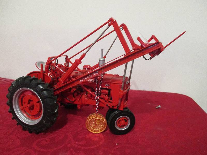 lot 1031 image: Ertl Farmall Tractor