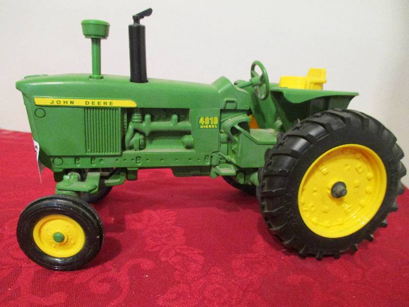 lot 1036 image: John Deere Tractor
