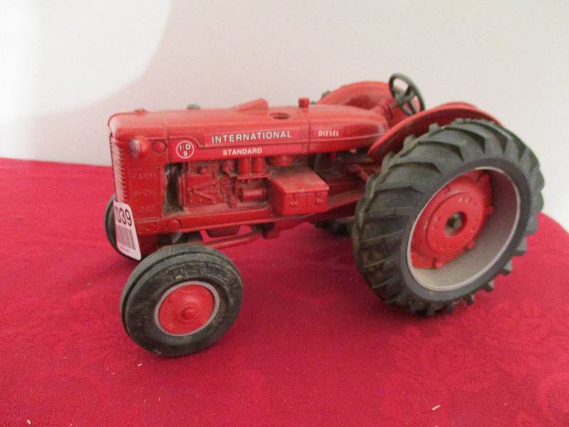 lot 1039 image: Ertl International Tractor