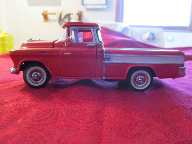 lot 2036 image: The Danbury Mint 1957 Chevy Cameo