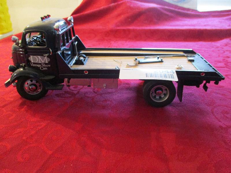 lot 2044 image: DM Show Car Flatbed Truck