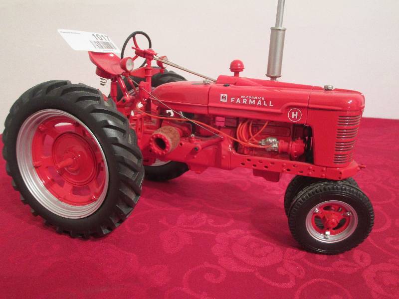 lot 1017 image: Ertl Farmall Tractor