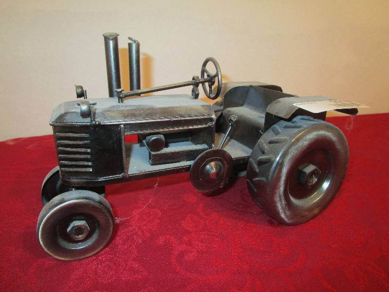 lot 1018 image: Metal Farm Tractor