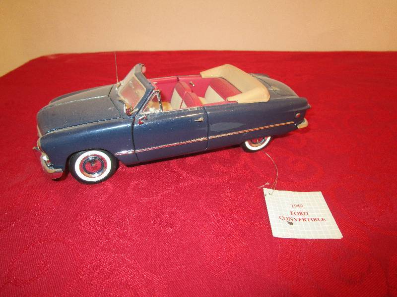 lot 1019 image: 1949 Ford Custom Convertible Franklin Mint Diecast 124 Scale Dark Blue
