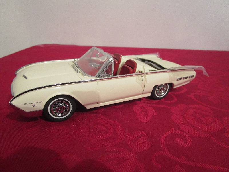 lot 1023 image: The Danbury Mint 1962 Ford Thuderbird Diecast