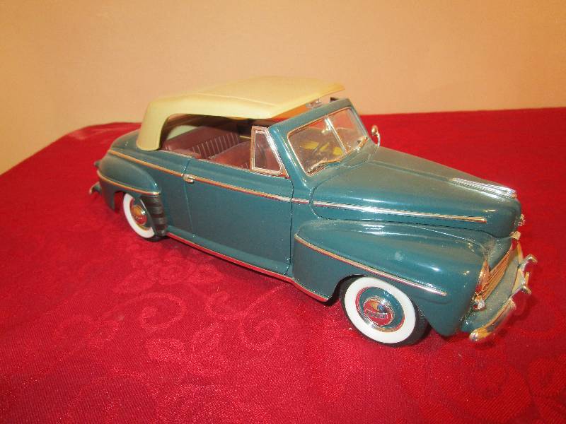 lot 1024 image: 1968 Ford Convertible Diecast Car