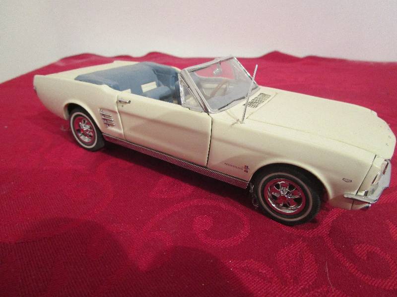 lot 1029 image: Ford Mustang Convertible Diecast Car