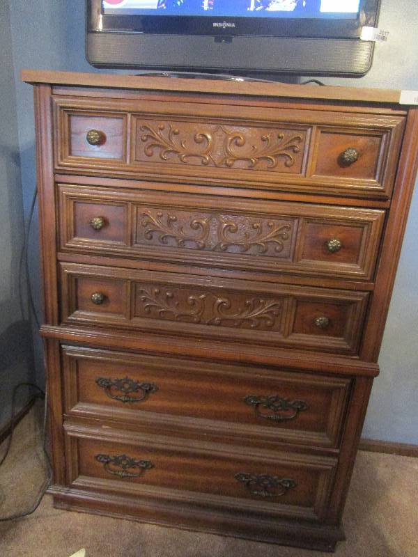 lot 2016 image: Chest of Drawers