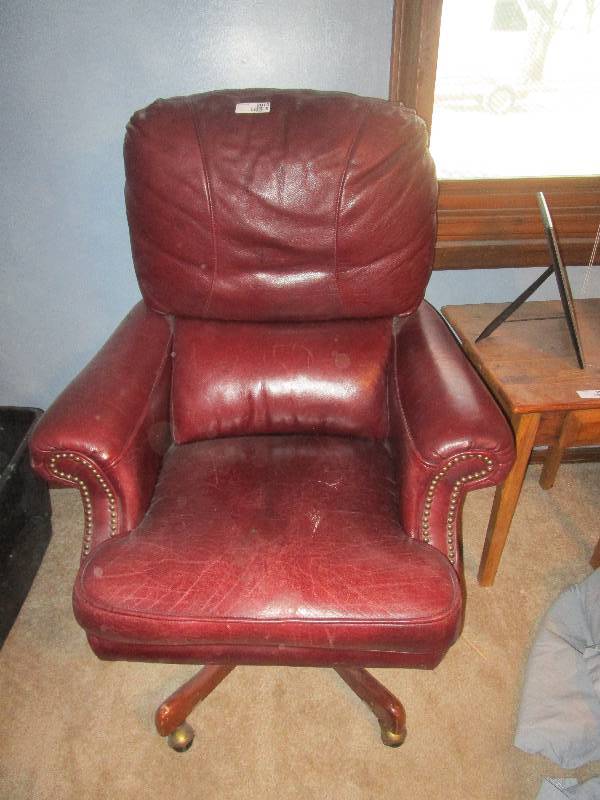 lot 2010 image: Leather Office Chair