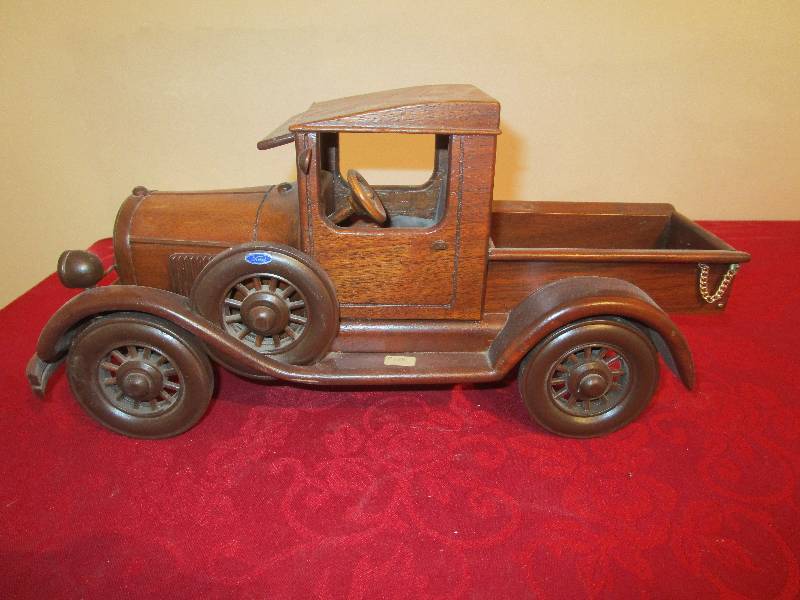 lot 1033 image: Amish Made Wooden Truck
